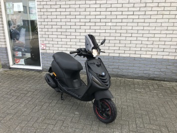 LEUKE PIAGGIO ZIP SP 45KM BROM MAT ZWART BJ2020 8000KM