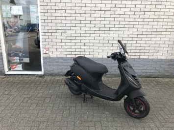 LEUKE PIAGGIO ZIP SP 45KM BROM MAT ZWART BJ2020 8000KM