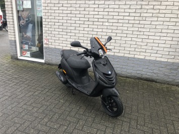 GAVE PIAGGIO ZIP SP 45KM BROM MAT ZWART BJ2012 9000KM