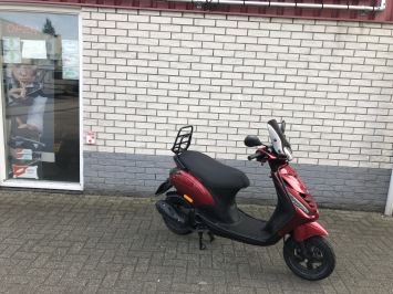 GAVE PIAGGIO ZIP SP 45KM BROM VOL OPTIE  BJ2017 9000KM