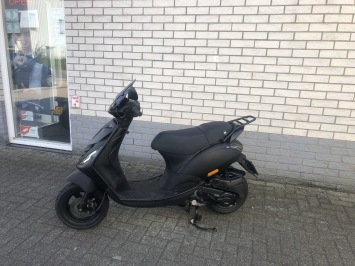 LEUKE PIAGGIO SP ZIP 45KM BROM MAT ZWART BJ2017 6000KM