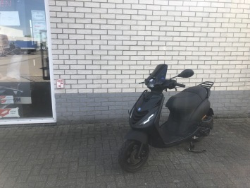 LEUKE PIAGGIO SP ZIP 45KM BROM MAT ZWART BJ2017 6000KM