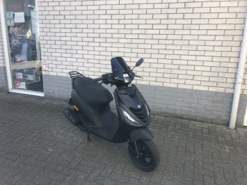 LEUKE PIAGGIO SP ZIP 45KM BROM MAT ZWART BJ2017 6000KM