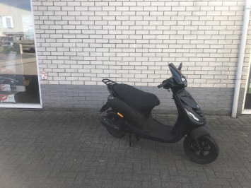 LEUKE PIAGGIO SP ZIP 45KM BROM MAT ZWART BJ2017 6000KM