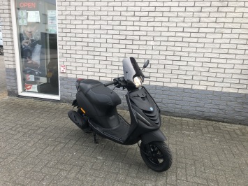 GAVE PIAGGIO ZIP SP 45KM BROM MAT ZWART BJ2017 7000KM