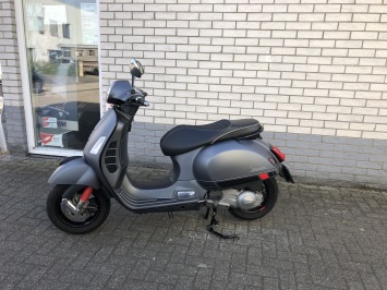 DIKKE VESPA GTS 300 S  MAT GRIJS BJ2017  12000KM SUPER NETTE STAAT