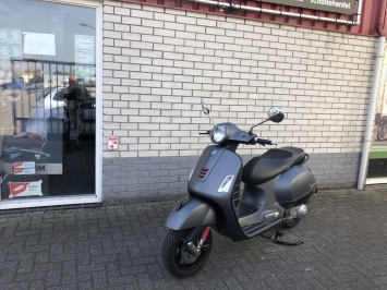 DIKKE VESPA GTS 300 S  MAT GRIJS BJ2017  12000KM SUPER NETTE STAAT