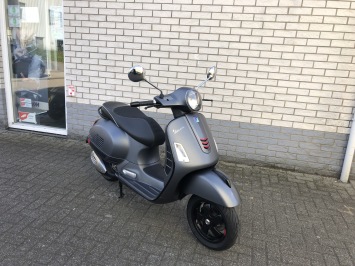 DIKKE VESPA GTS 300 S  MAT GRIJS BJ2017  12000KM SUPER NETTE STAAT