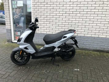 JONGE PEUGEOT SPEEDFIGHT 4 BROM 45KM NARDO GREY BJ2022 4000KM