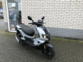 JONGE PEUGEOT SPEEDFIGHT 4 BROM 45KM NARDO GREY BJ2022 4000KM