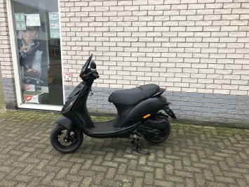 GAVE PIAGGIO ZIP SP 45KM BROM MAT ZWART BJ2018 9000KM