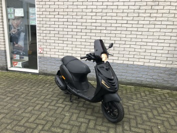 GAVE PIAGGIO ZIP SP 45KM BROM MAT ZWART BJ2018 9000KM