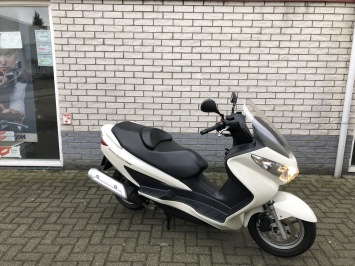 NETTE SUZUKI BURGMAN 200CC BJ2013 32000KM SUPER NETJES 