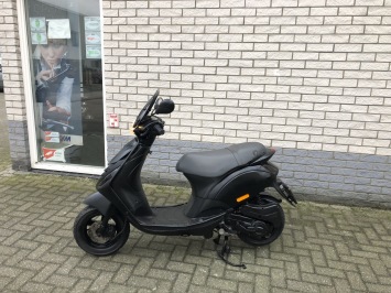 DIKKE PIAGGIO ZIP SP 45KM BROM 4-TAKT MAT ZWART BJ2012 11000KM