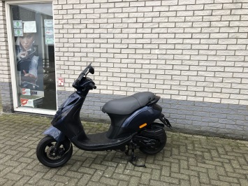 GROOTAANBOD: PIaggio zip sp 45km brom mat zwart vol opties 