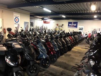 DIKKE PIAGGIO ZIP SP 45 2-TAKT MAT ZWART BROM BJ2010 15000KM