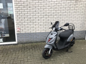 JONGE PIAGGIO ZIP SP 45KM BROM MAT ZWART BJ2021 9000KM