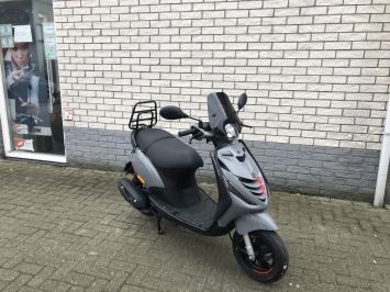 JONGE PIAGGIO ZIP SP 45KM BROM MAT ZWART BJ2021 9000KM