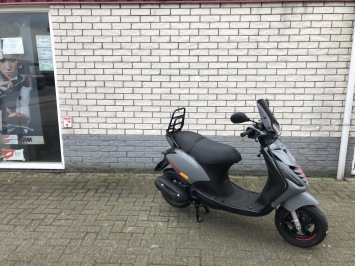 JONGE PIAGGIO ZIP SP 45KM BROM MAT ZWART BJ2021 9000KM