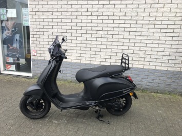GAVE VESPA SPRINT S MAT BLACK 45KM BROM BJ2019 6000KM