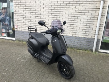 GAVE VESPA SPRINT S MAT BLACK 45KM BROM BJ2019 6000KM