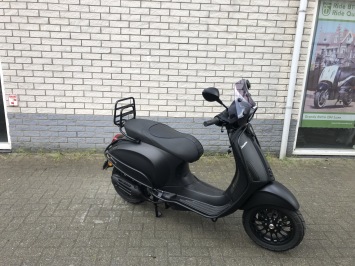 GAVE VESPA SPRINT S MAT BLACK 45KM BROM BJ2019 6000KM