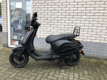 GAVE VESPA SPRINT S BROM MAT ZWART BJ2019 7000KM