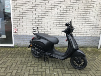 GAVE VESPA SPRINT S BROM MAT ZWART BJ2019 7000KM