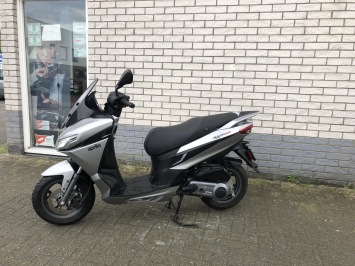 JONGE APRILIA SRX 50 BROM 45KM GRIJS BJ2022 1200KM SUPER NETJES