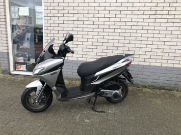 JONGE APRILIA SRX 50 BROM 45KM GRIJS BJ2022 1200KM SUPER NETJES