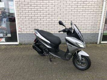 JONGE APRILIA SRX 50 BROM 45KM GRIJS BJ2022 1200KM SUPER NETJES