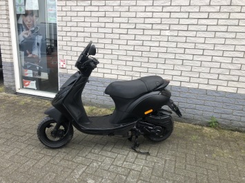 ZEER VEEL PIAGGIO ZIP S 45KM BROM MET 80CC TE KOOP 