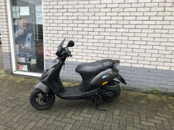 ZEER VEEL PIAGGIO ZIP S 45KM BROM MET 80CC TE KOOP 