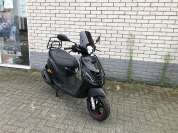 JONGE PIAGGIO ZIP SP 45KM 4-TAKT BROM MAT ZWART BJ2024 256KM 