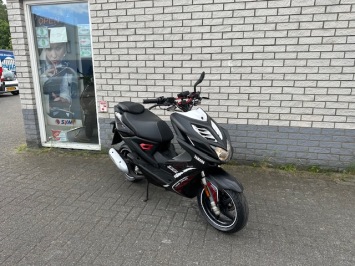 DIKKE YAMAHA AEROX R 45KM BROM 2-TAKT MAT BLACK BJ2015 6000KM