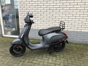 DIKKE VESPA SPRINT S 45KM BROM 80CC MAT GRIJS BJ2018 8000KM