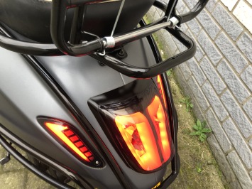 DIKKE VESPA SPRINT S 45KM BROM 80CC MAT GRIJS BJ2018 8000KM