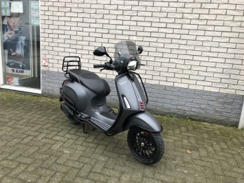 DIKKE VESPA SPRINT S 45KM BROM 80CC MAT GRIJS BJ2018 8000KM