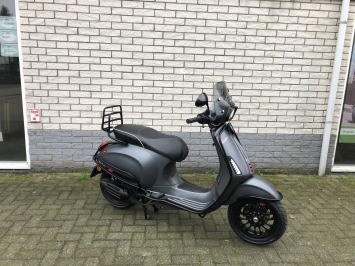 DIKKE VESPA SPRINT S 45KM BROM 80CC MAT GRIJS BJ2018 8000KM