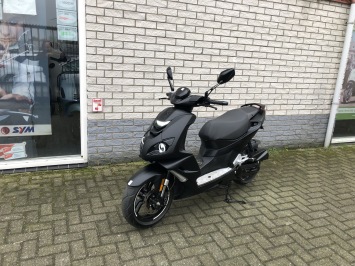 GAVE PEUGEOT SPEEDFIGHT 4 BROM 45KM 4T BLACK ON BLACK 9000KM BJ2018