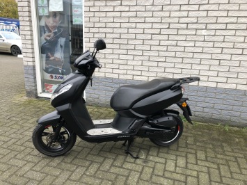 MOOIE PEUGEOT KISBEE 45KM BROM BLACK EDITION BJ2021 6500KM