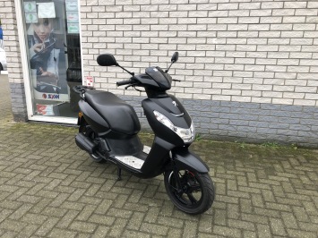 MOOIE PEUGEOT KISBEE 45KM BROM BLACK EDITION BJ2021 6500KM