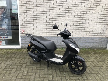 MOOIE PEUGEOT KISBEE 45KM BROM BLACK EDITION BJ2021 6500KM