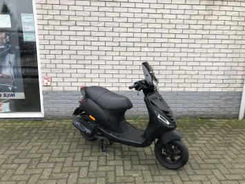 GAVE PIAGGIO ZIP SP 45 4-TAKT MAT BLACK BROM BJ2022 11000KM
