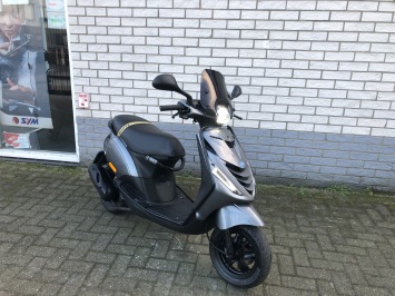 GAVE PIAGGIO ZIP SP 45KM BROM 4t agaat grijs  BJ 2018 7000KM