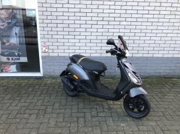 GAVE PIAGGIO ZIP SP 45KM BROM 4t agaat grijs  BJ 2018 7000KM