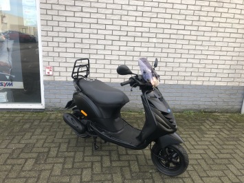 LEUKE  PIAGGIO ZIP SP 45 4-TAKT MAT ZWART BROM BJ2008 9000KM