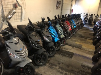 Dagelijks wisselende voorraad piaggio zip en vespa sprint kom langs , Niet alles staat op de website 