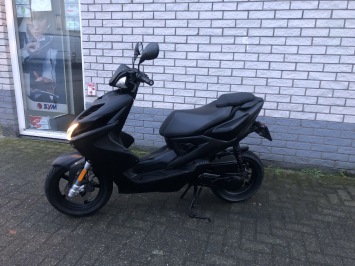 MOOIE YAMAHA AEROX R 45KM BROM 4-TAKT MAT BLACK BJ2015 8000KM