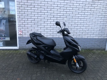 MOOIE YAMAHA AEROX R 45KM BROM 4-TAKT MAT BLACK BJ2015 8000KM